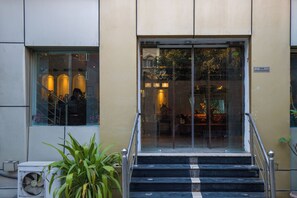 Pintu masuk properti