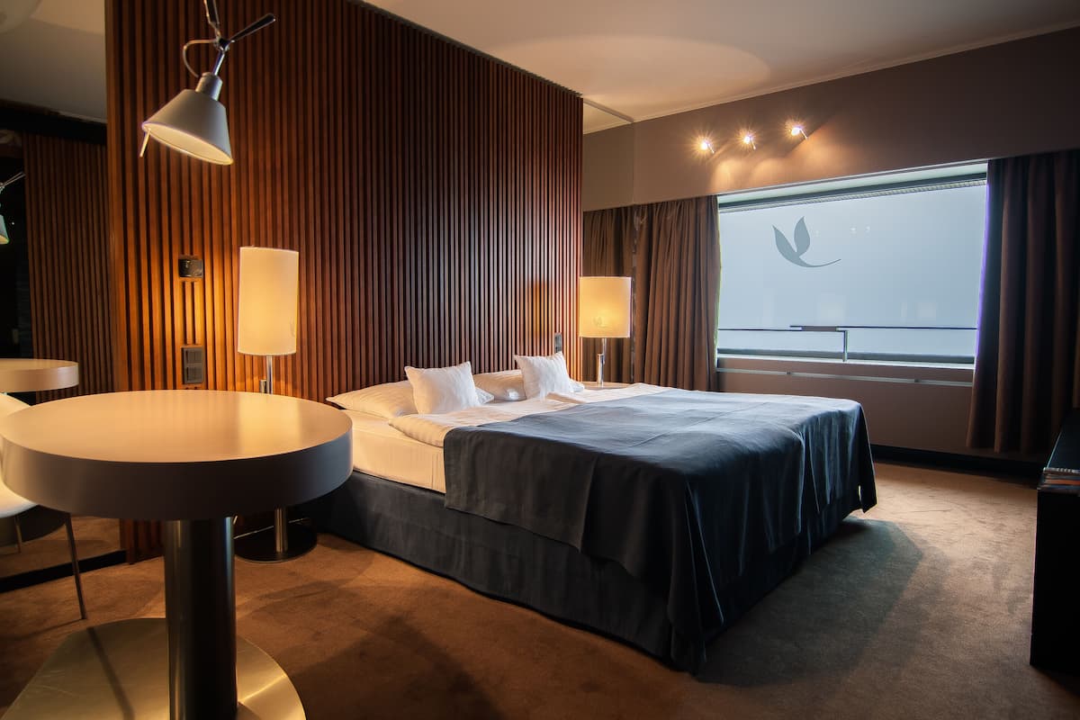 hypo-allergenic bedding, minibar, in-room safe, desk