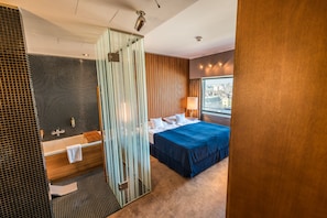Junior Suite | Hypo-allergenic bedding, minibar, in-room safe, desk
