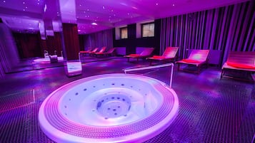 Indoor spa tub