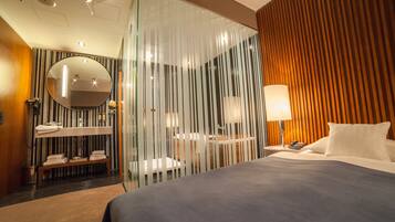 Deluxe Room | Hypo-allergenic bedding, minibar, in-room safe, desk