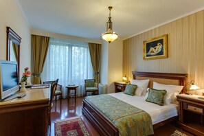 Premium bedding, minibar, in-room safe, desk - Vila Paris (Bucharest)