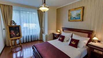 Bộ đồ giường cao cấp, minibar, két bảo mật tại phòng, bàn