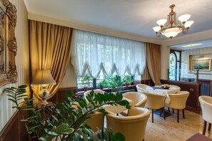Dining - Vila Paris (Bucharest)