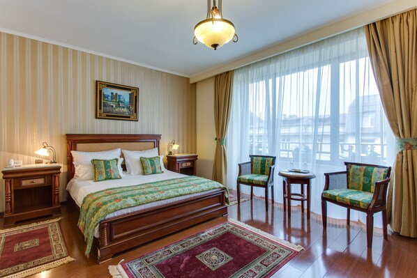 Habitación estándar doble | Ropa de cama de alta calidad, minibar, caja fuerte y escritorio