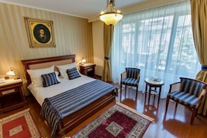 Luxe beddengoed, een minibar, een kluis op de kamer, een bureau