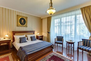 Premium bedding, minibar, in-room safe, desk - Vila Paris (Bucharest)