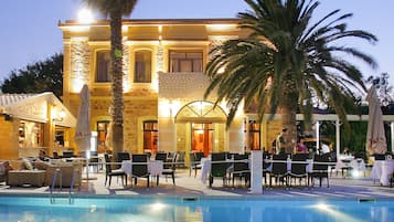 Fachada de la propiedad por la tarde o noche