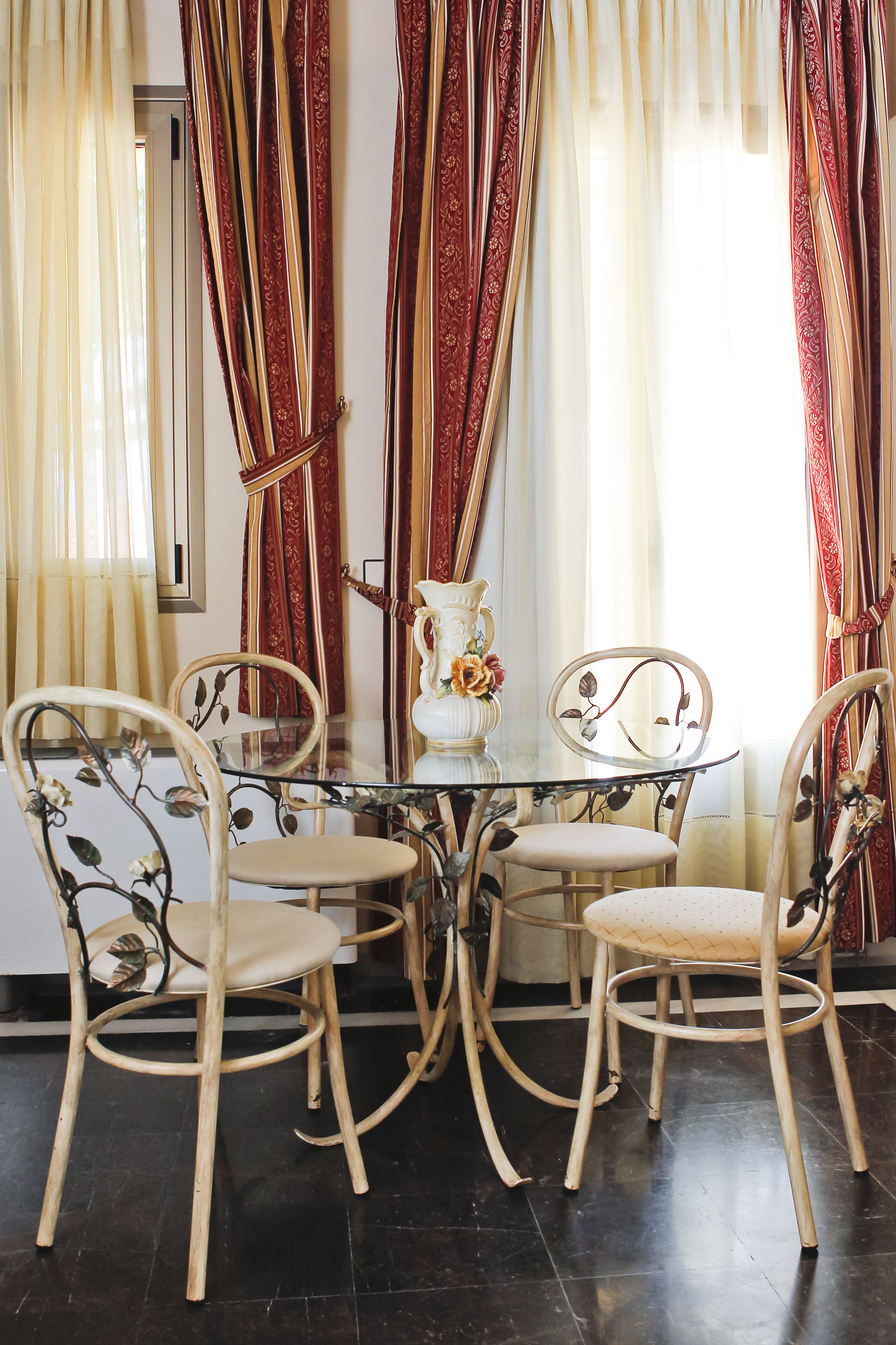 suite | in-room dining