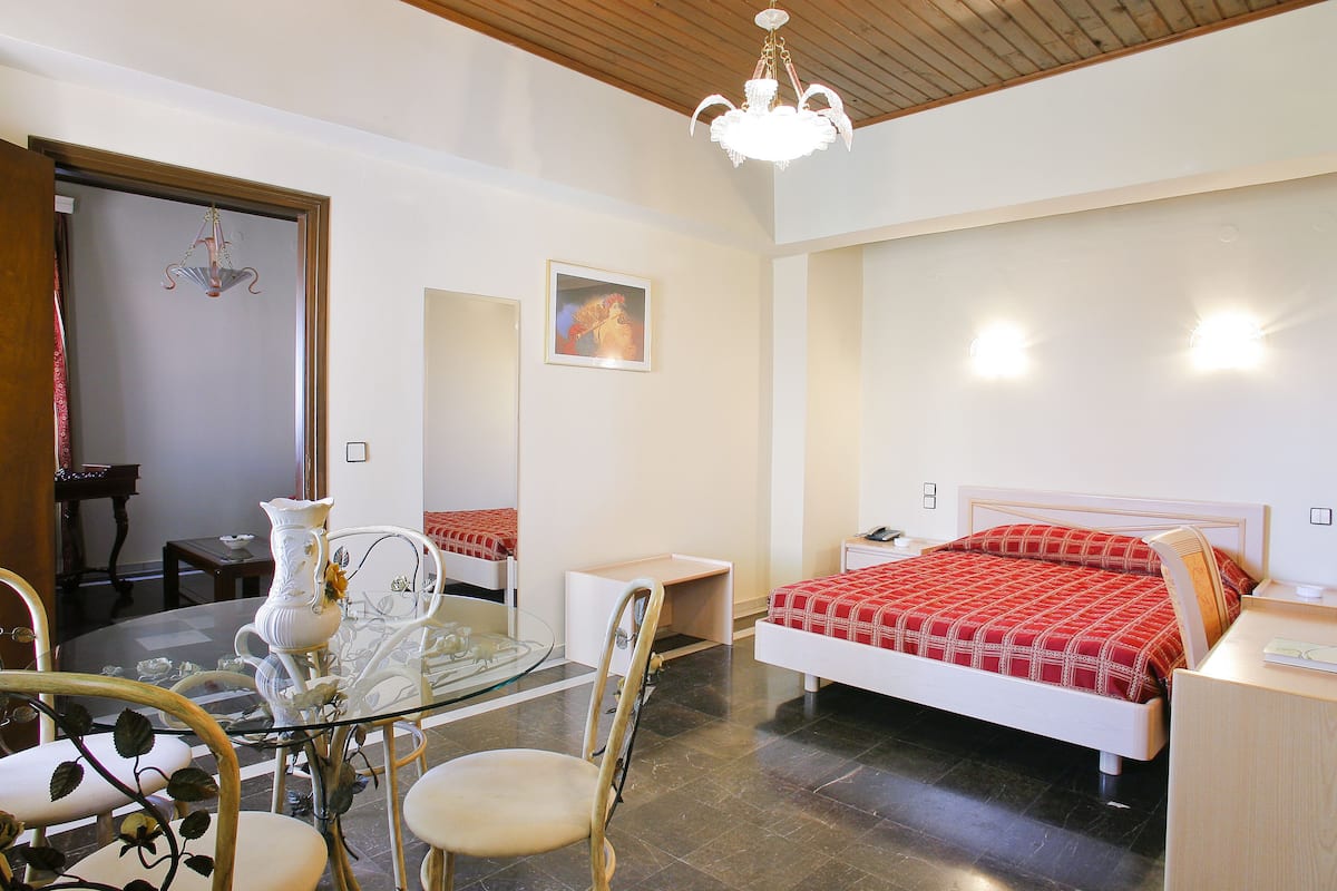 Suite | Edredón, minibar, caja de seguridad en la habitación y escritorio