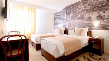 Premium bedding, in-room safe, desk, free cribs/infant beds