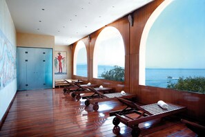 Couples treatment room(s), sauna, hot tub, steam room