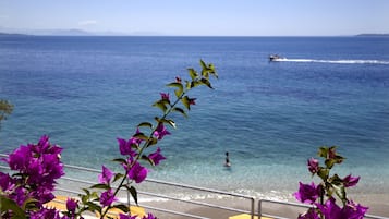 Privatstrand, Liegestühle, Sonnenschirme, Strandtücher