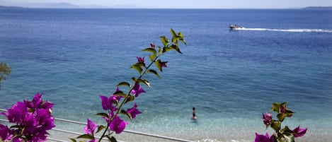 Playa privada, tumbonas, sombrillas y toallas de playa