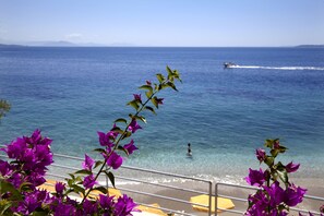 Private beach, sun loungers, beach umbrellas, beach towels - Sunshine Corfu Hotel & Spa All Inclusive (Corfu)