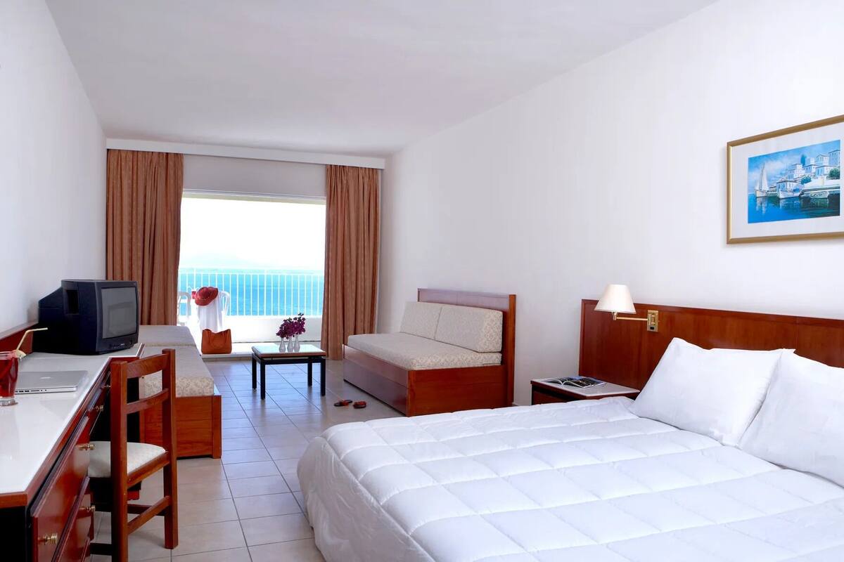 Habitación familiar, vista al mar (Large) | 1 habitación, caja de seguridad en la habitación y escritorio