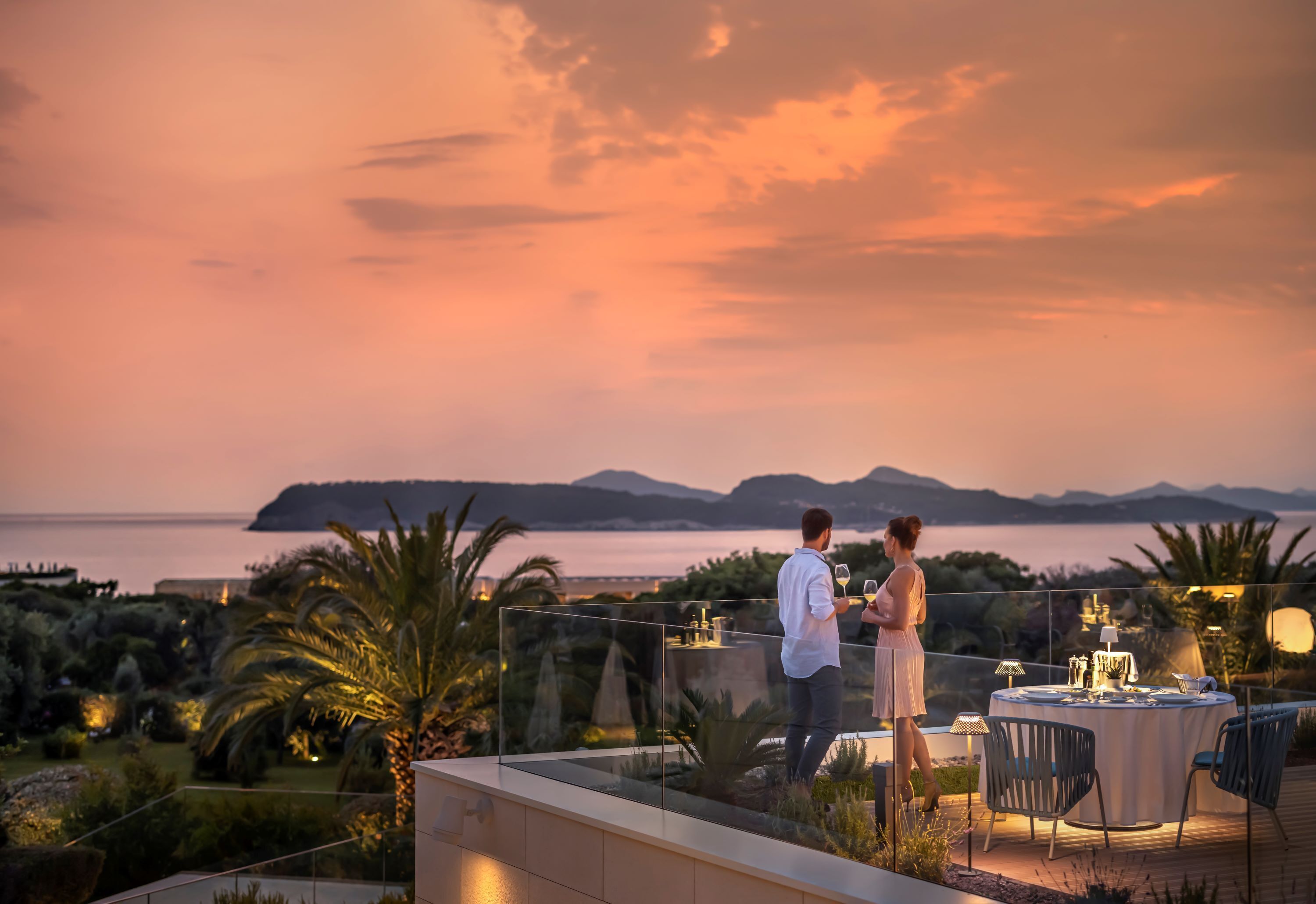 2 restaurants, breakfast, dinner served; local and international cuisine