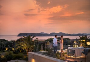 2 restaurants, spécialités Cuisine locale et internationale