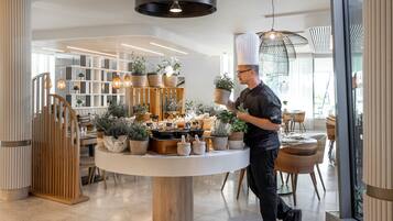 2 restaurantes; se sirven desayunos y cenas