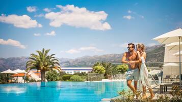 Inomhuspool, en säsongsöppen utomhuspool, parasoller och solstolar