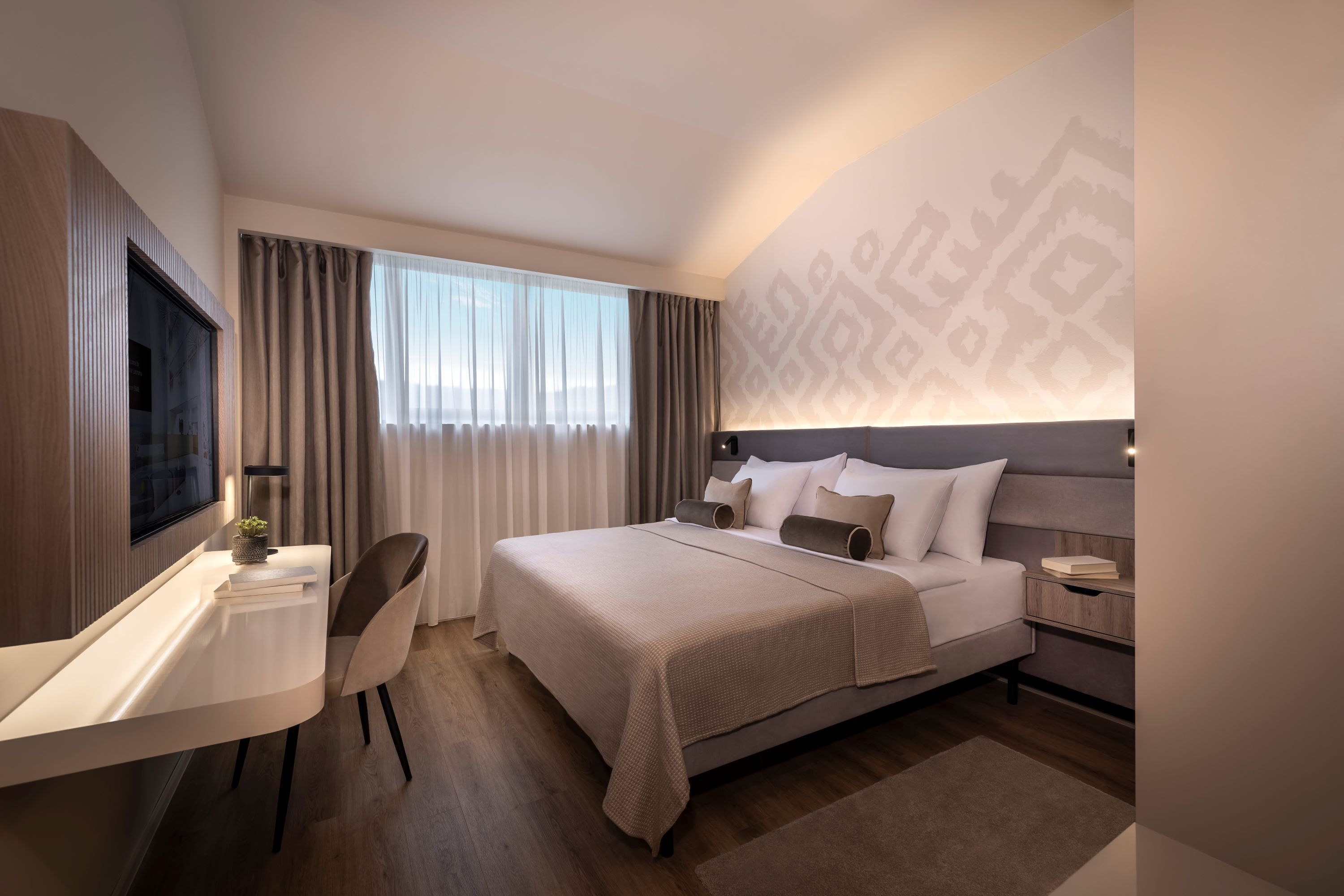 v level suite for 2+2 seaview | minibar, in-room safe, desk, cots/infant beds