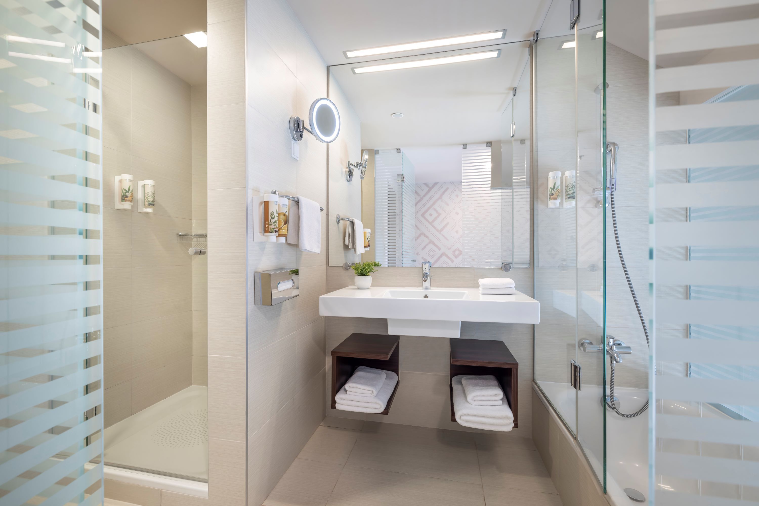v level suite for 2+2 seaview | bathroom | free toiletries, hair dryer, towels