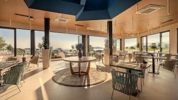 2 restaurants, spécialités Cuisine locale et internationale