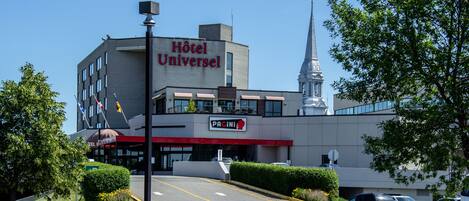A hotel named "Hotel Universal" with a prominent clock tower in the background.