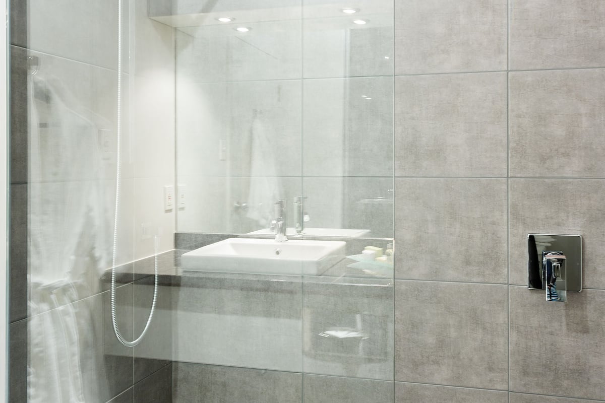 executive suite, 1 king bed | bathroom | towels