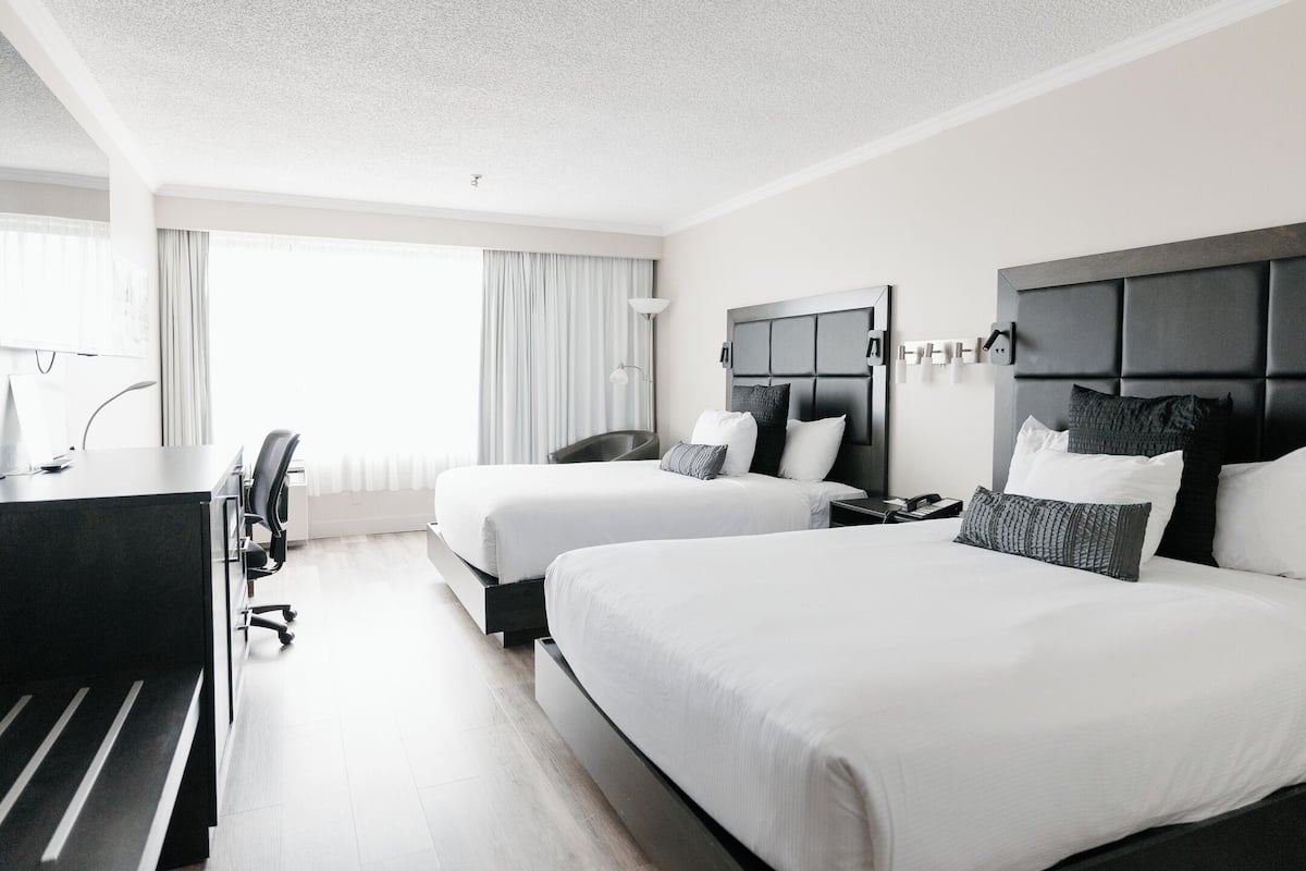Ropa de cama de alta calidad y caja de seguridad en la habitación 