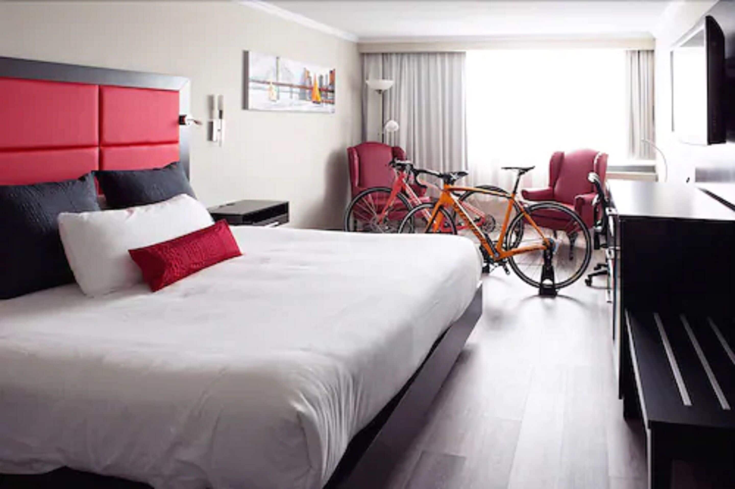 standard room, 1 king bed | premium bedding, in-room safe, desk, laptop workspace