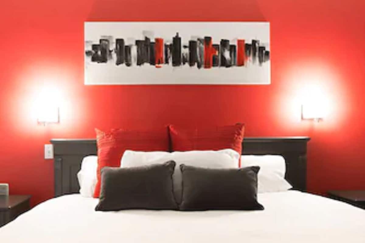 Luxe beddengoed, een kluis op de kamer, een bureau, een laptopwerkplek