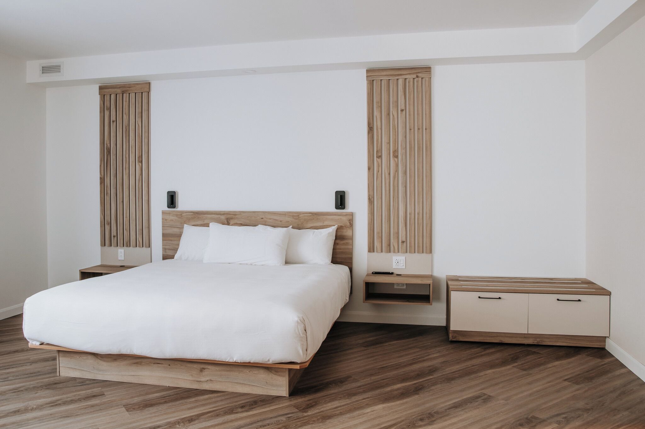 Habitación Deluxe | Ropa de cama de alta calidad, caja fuerte, escritorio