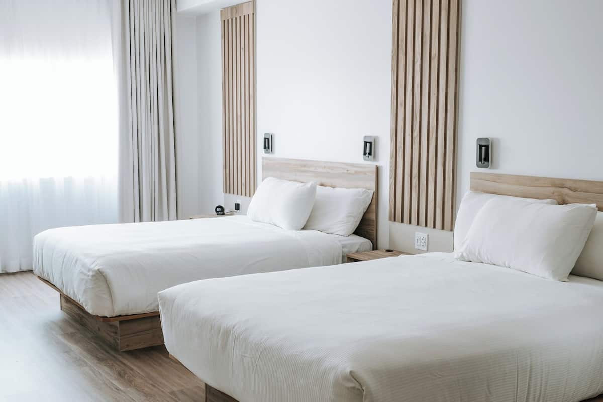 Ropa de cama de alta calidad y caja de seguridad en la habitación 
