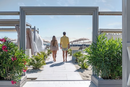 Playa privada en los alrededores, sombrillas, toallas de playa. Hotel Palace