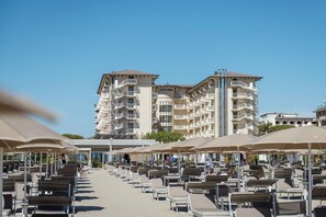 Private beach nearby, beach umbrellas, beach towels, beach bar - Hotel Palace (Cervia)
