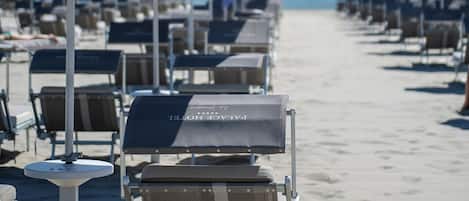 Privatstrand in der Nähe, Sonnenschirme, Strandtücher, Strandbar