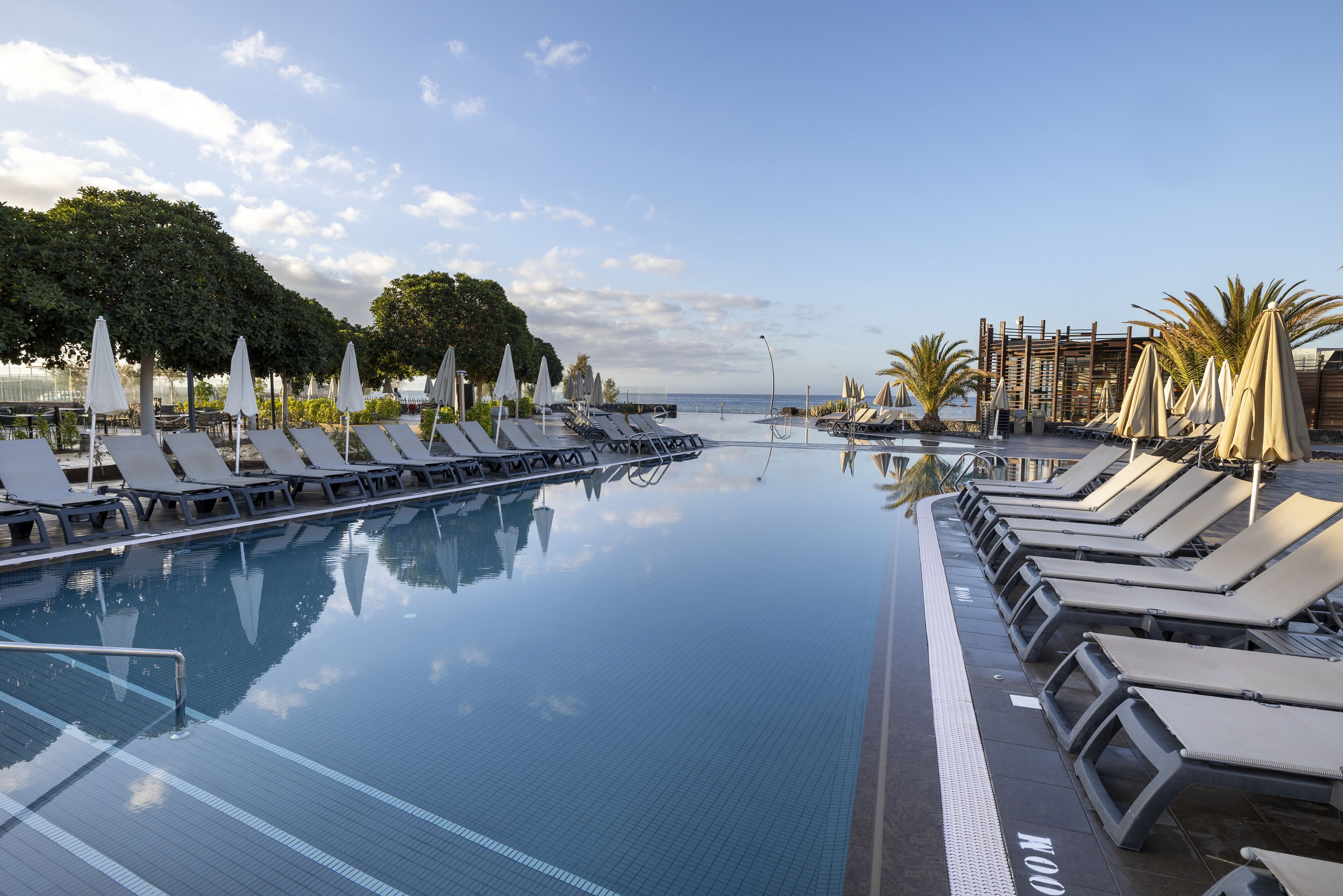 7 outdoor pools, open 10:00 AM to 6:00 PM, pool umbrellas, sun loungers