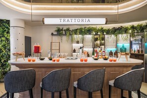 3 restaurantes; se sirven desayunos, almuerzos y cenas