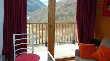 Apartment, 1 Bedroom (6 personnes) | Living area | Flat-screen TV