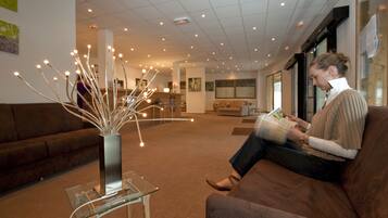 Coin salon dans le hall