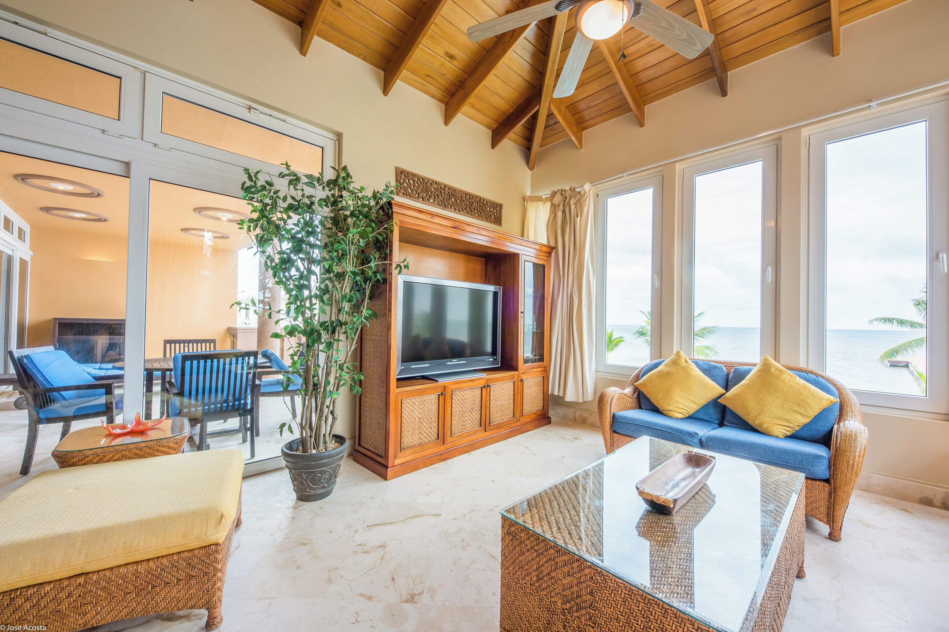 villa del mar | living area | 40-inch tv with cable channels, ipod dock