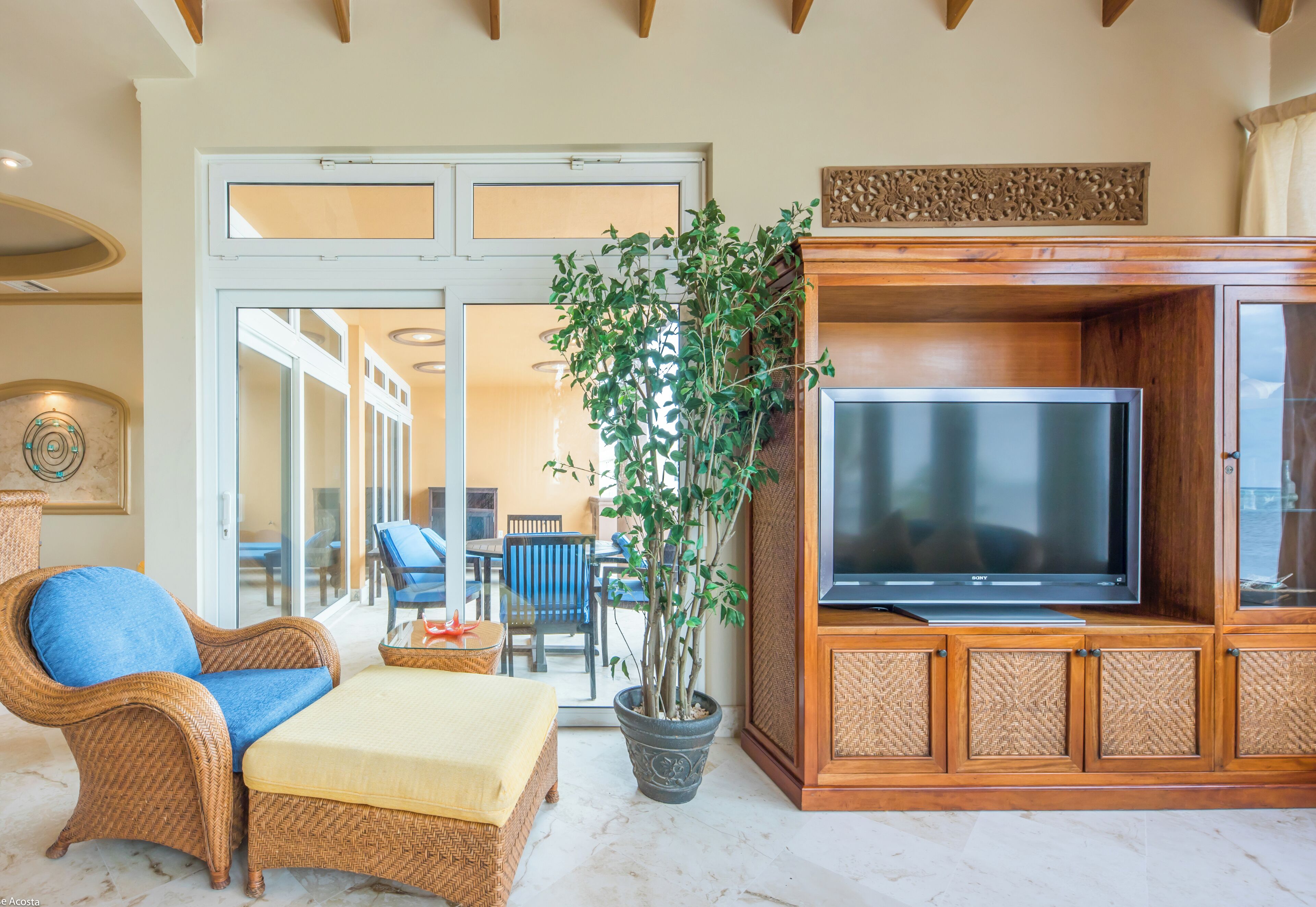 villa del mar | living area | 40-inch tv with cable channels, ipod dock