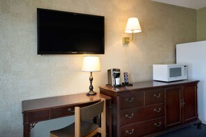 Desk, laptop workspace, blackout curtains, iron/ironing board - Thriftlodge by Wyndham Regina North (Regina)