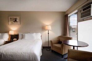 Desk, laptop workspace, blackout curtains, iron/ironing board - Thriftlodge by Wyndham Regina North (Regina)