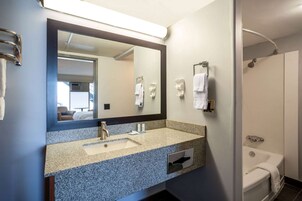 Bañera con ducha, artículos de tocador gratuitos, toallas