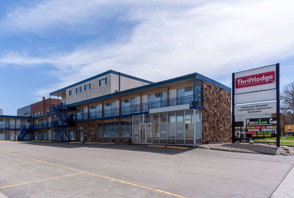 Exterior - Thriftlodge by Wyndham Regina North (Regina)