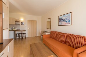 55-cm flat-screen TV with cable channels, TV - Premium Apartment House (Budapest)