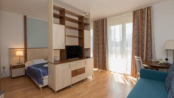 Comfort Studio | Living area | 55-cm flat-screen TV with cable channels, TV