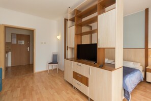 Comfort Studio | Living area | 55-cm flat-screen TV with cable channels, TV - Premium Apartment House (Budapest)